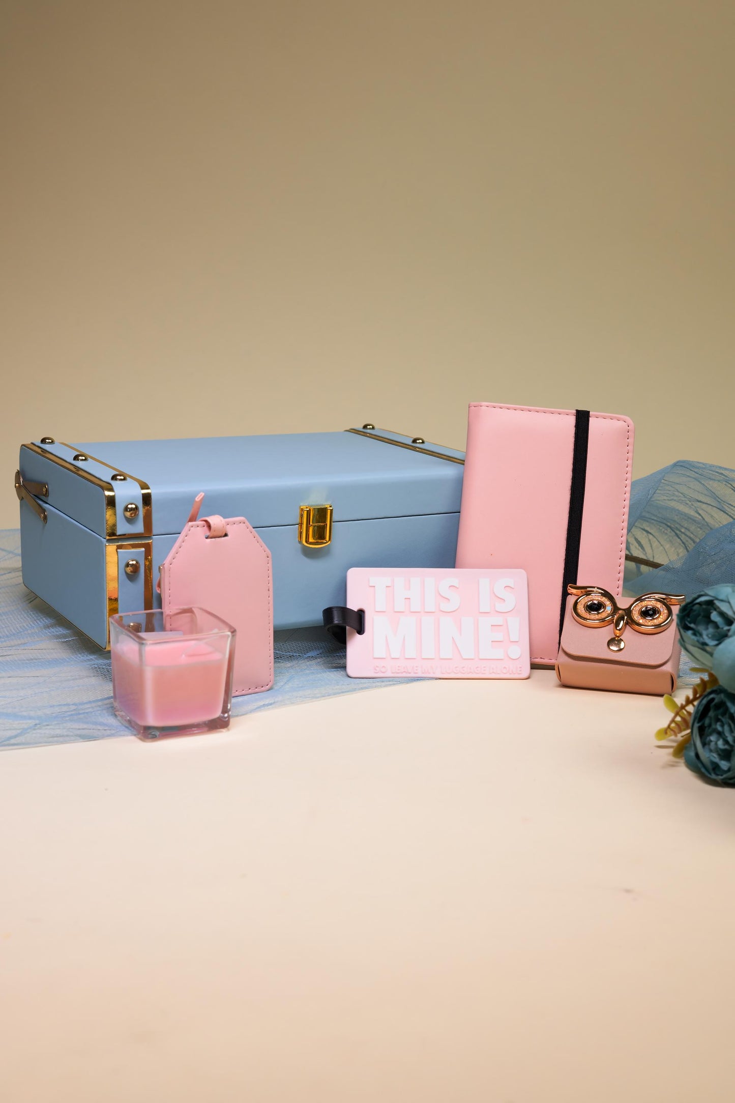 Wander Luxe Hamper – Stylish Travel-Themed Gift Box