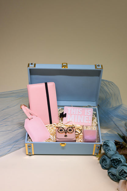 Wander Luxe Hamper – Stylish Travel-Themed Gift Box