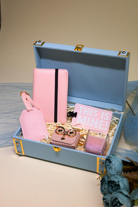 Wander Luxe Hamper – Stylish Travel-Themed Gift Box