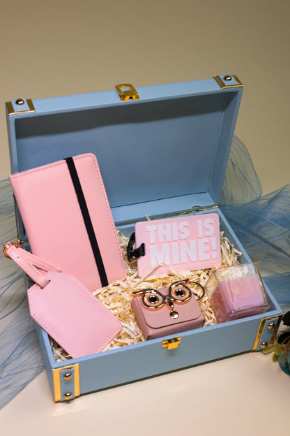 Wander Luxe Hamper – Stylish Travel-Themed Gift Box